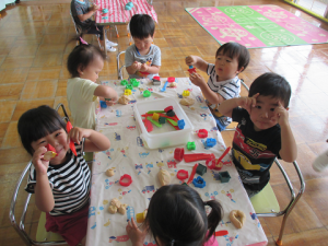 小麦粉年度で型抜きをしている二歳児