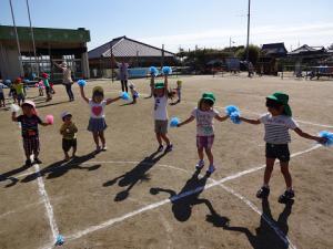 真似して踊る５歳児