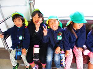 名鉄電車に乗っている様子の画像があります