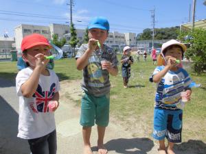 シャボン玉をしている子