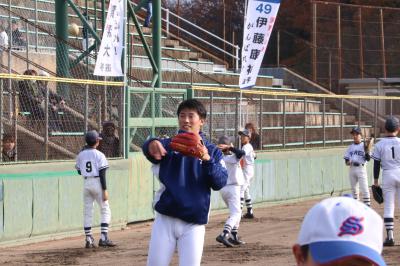 子どもとキャッチボールをする伊藤選手