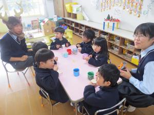 高校生と一緒におやつを食べる子の画像