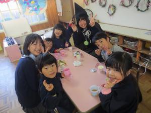 おやつを食べる子の画像