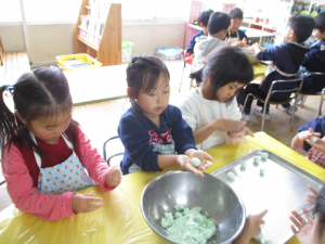 5歳児女児たちが丁寧に団子作りをしている様子