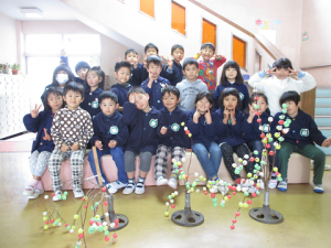 完成したもちいの木と5歳児