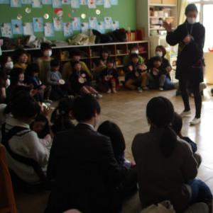 ルール説明をする保育士の話を聞いている