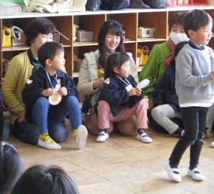 保護者の膝の上に座る４歳児