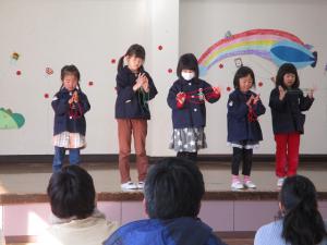 舞台の上であやとりをする５歳児
