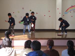舞台でコマ回しをする５歳児