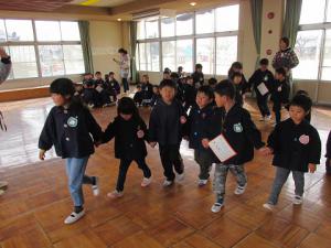 てをつないでシールを探す異年齢児①