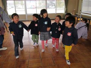 手をつないでシールを探す異年齢児②