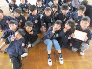 チームの子と仲良く集まっている写真