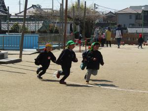 子どもがかけっこをしています