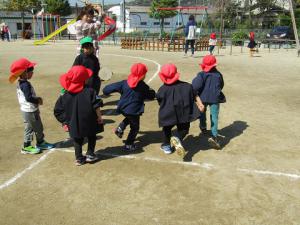 子どもたちがかけっこのスタートをしようとしています