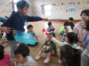 年長児がプレゼントを渡している画像