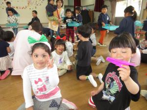小さい組さんがプレゼントを喜んでいる画像