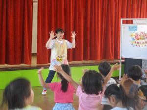 ダンスを踊っている実習生の画像