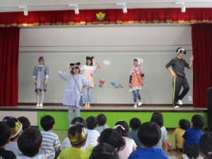 体操を踊る保育士の画像
