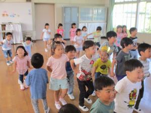 体操をおどる子の画像