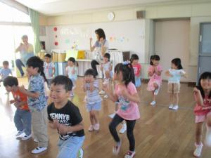 ディズニー体操を踊る子たちの画像