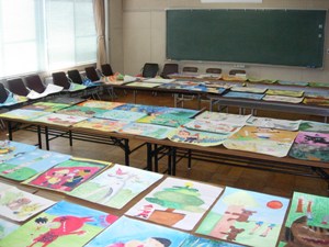 国民読書年記念　子ども読書感想画コンクール審査の様子