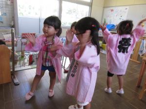 盆踊りを踊る２歳児