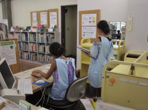 夏休みの人気イベント「ちびっこ司書」がありました。