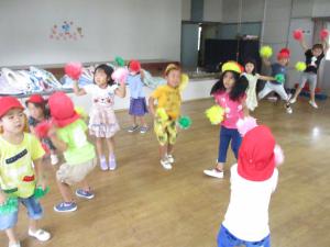 赤組が踊っている様子です