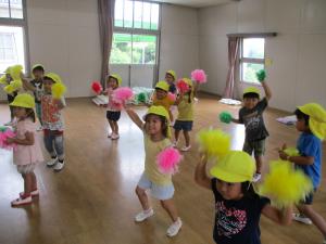 黄組が踊っている様子です