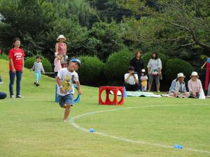 4歳児が競技している画像