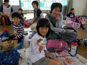 おにぎりを持つみどり組の子どもと副園長