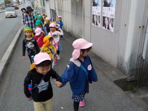 若宮公園まで散歩に行く子ども達