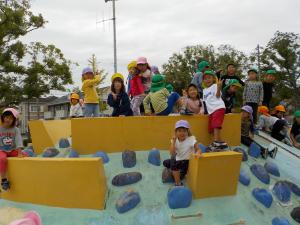 若宮公園の遊具で遊ぶ３～５歳の子ども達