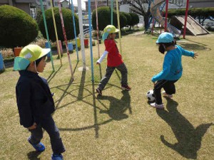 保育園の園庭は芝生！？の画像