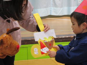 作ったブーツを見せる子の画像