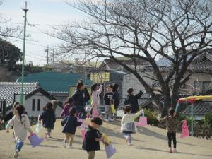 園庭にソリの跡を見に行く子どもたち