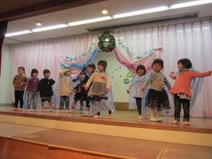 子どもたちがステージでアナ雪を歌っています