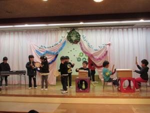 子どもたちがステージでバンド演奏をしています