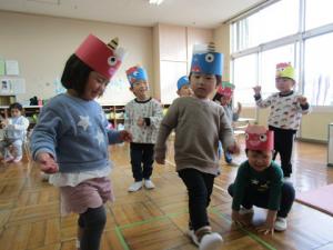 ２歳児がオニのパンツの踊りを踊っています