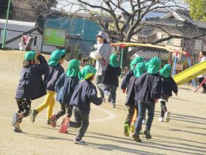 ５歳児が園庭でマラソンをしています