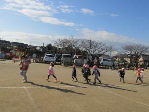 ３歳児がマラソンをしています