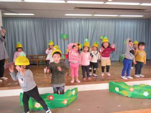 子どもたちがパイナポーの踊りを踊っています