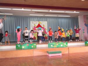 子どもたちがステージで「わお！」を踊っています