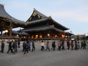 東本願寺は旅館前に