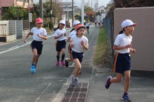 マラソン3年生女子レース風景