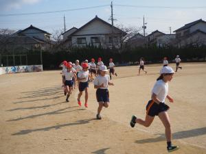 マラソン4年生女子レース風景