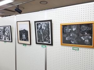 この写真は切り絵展の様子です。