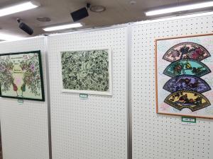 この写真は切り絵展の色使いもきれいな作品です。