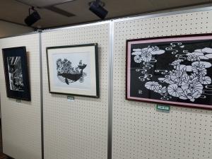 この写真は切り絵展のクジラや植物の作品です。