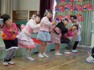 うれしいひなまつりを踊る年長児の女の子